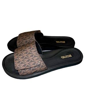 NEW✨Michael Kors MK Signature Logo Print Wade Slide